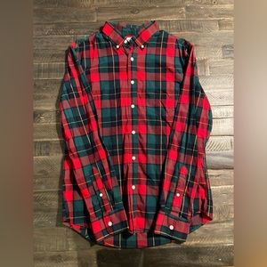 New without tags. Old navy Christmas button down Mens dress shirt size medium.
